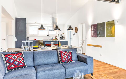 Horizont Lodge: Furniture, Interior Design, Flooring, Couch, Floor, Wood, Ceiling, Room, Living Room, Table