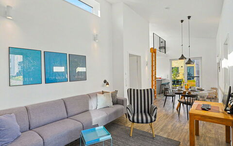 Goldfisch: Furniture, Interior Design, Flooring, Couch, Floor, Wall, Living Room, Table, Ceiling, Wood