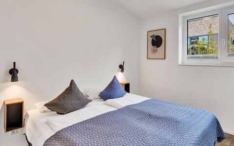 Goldfisch: Wall, Wood, Bedroom, Flooring, Floor, Interior Design, Bed, Home, Furniture, Ceiling