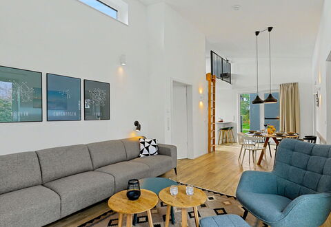 Strandnah 131: Furniture, Interior Design, Flooring, Couch, Floor, Wall, Living Room, Wood, Ceiling, Room