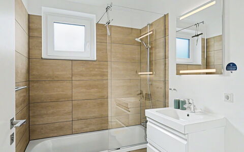 Küstenzauber (282): Flooring, Floor, Bathroom, Plumbing Fixture, Interior Design, Plumbing, Toilet, Tap, Bathroom Cabinet, Sink