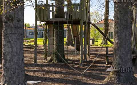 Zwischen Den Hügeln (153): Grass, Leaf, Wood, Branch, Outdoor Play Equipment, Public Space, Human Settlement, Trunk, Playground, Shade