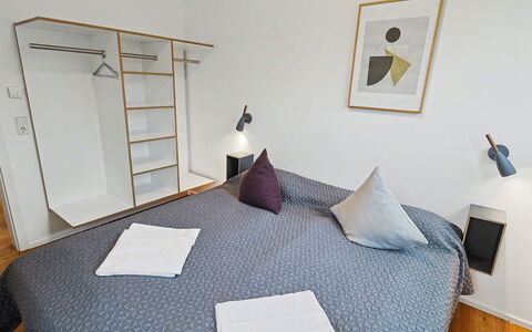 Küstenflair: Furniture, Interior Design, Flooring, Floor, Bedroom, Wood, Bed, Room, Lighting, Bed Sheet