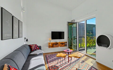 Dümmer Søtid: Furniture, Interior Design, Wall, Flooring, Couch, Ceiling, Living Room, Floor, Room, Lighting