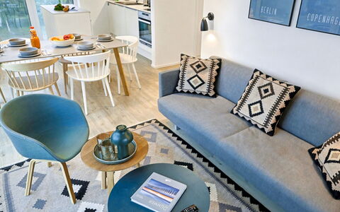 Seezauber: Flooring, Interior Design, Floor, Furniture, Living Room, Room, Couch, Apartment, Home