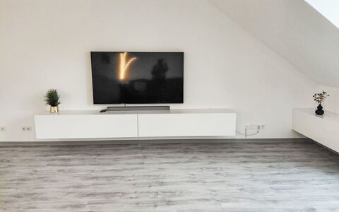 Sonnenschein: Flooring, Floor, Wood, Wood Flooring, Laminate Flooring, Hardwood, Plank, Living Room, Television Set, Television