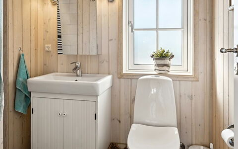 Dietke - 85M from the Sea: Plumbing Fixture, Flooring, Bathroom, Sink, Interior Design, Wood, Floor, Bathroom Sink, Toilet, Tap