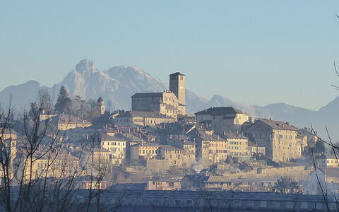 Casa Ines, Feltre: Building, Wall, Town, Roof, Human Settlement, Urban Design, Morning, Hill Station, Tower, Village