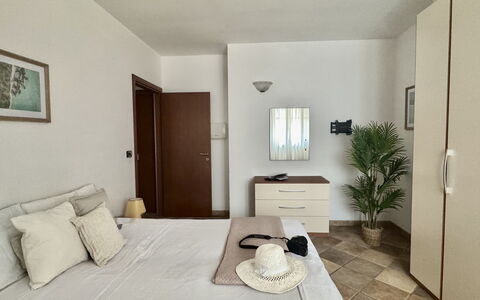 Casa Paola-connessione Starlink: Bed, Furniture, Interior Design, Bedroom, Flooring, Floor, Wall, Bed Sheet, Wood, Bedding