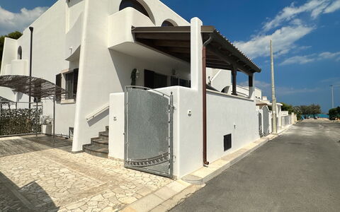Casa Paola-connessione Starlink: Composite Material, Concrete, Shade, Balcony, Gate, Daylighting, Plaster, Fence, Stairs, Villa