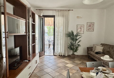 Casa Paola-connessione Starlink: Furniture, Flooring, Interior Design, Floor, Wood, Room, Living Room, Lighting, Ceiling, Table