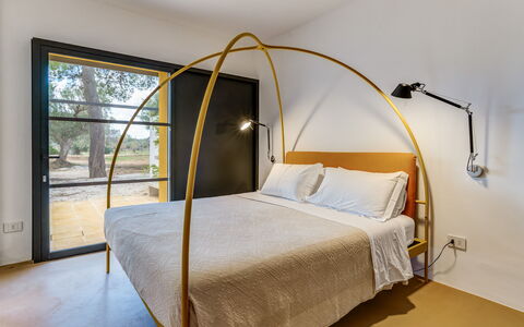 Villa Manè: Wood, Furniture, Interior Design, Bedroom, Lighting, Bed, Floor, Bed Frame, Bedding, Bed Sheet