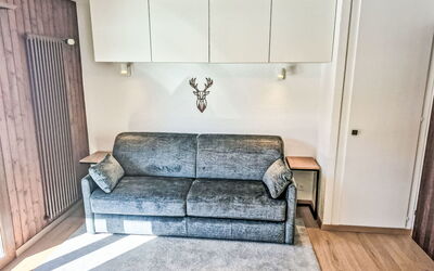 L'Eden 1 730.2: Furniture, Interior Design, Flooring, Couch, Wood, Floor, Room, Apartment, Living Room, Lighting