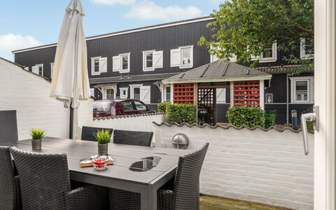 Epiphania - 100M to the Fjord: Home, Residential Area, House, Cottage, Roof, Land Lot, Siding, Garden, Estate, Lawn