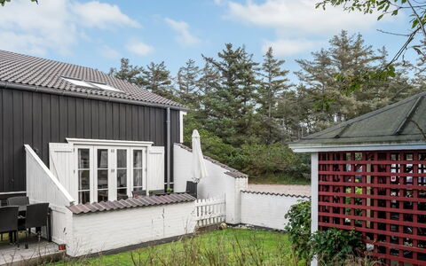 Epiphania - 100M to the Fjord: Home, Residential Area, House, Cottage, Roof, Land Lot, Siding, Garden, Estate, Lawn