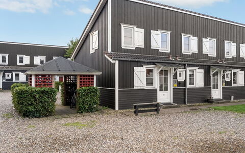 Epiphania - 100M to the Fjord: Home, Residential Area, House, Cottage, Roof, Land Lot, Siding, Garden, Estate, Lawn