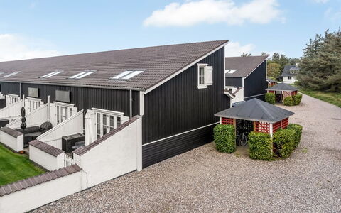 Epiphania - 100M to the Fjord: Home, Residential Area, House, Cottage, Roof, Land Lot, Siding, Garden, Estate, Lawn
