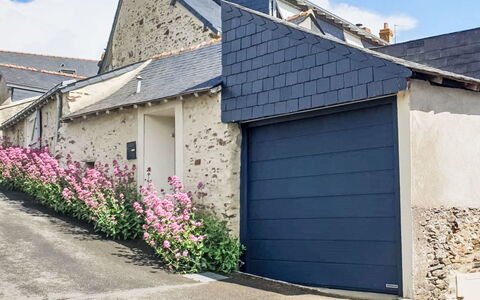 Les Goganes: Concrete, Driveway, Garage, Garage Door, Siding, Gate