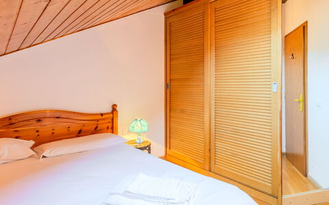 Mansarda Pineta: Wood, Floor, Interior Design, Bed, Furniture, Ceiling, Bedroom, Flooring, Bed Sheet, Room
