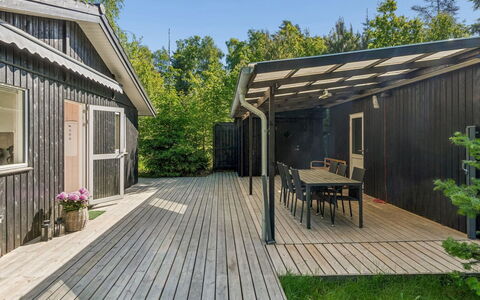 Amitola - 800M from the Sea: Wood, Home, Hardwood, Deck, Wood Flooring, Plank, Composite Material, Cottage, Shade, Porch