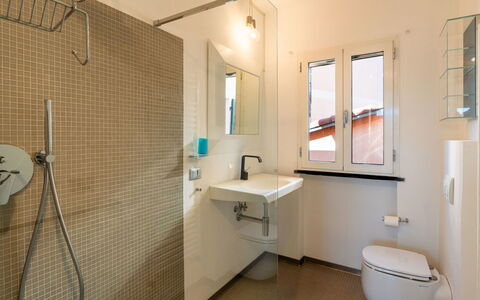 Terrazza con Glicine: Plumbing Fixture, Bathroom, Flooring, Floor, Interior Design, Sink, Tap, Bathroom Sink, Plumbing, Ceiling