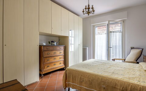 Il Ferrone Apartment with Garden - Greve in Chiant: Furniture, Bed, Wall, Interior Design, Bedroom, Flooring, Wood, Floor, Room, Bed Sheet