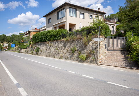 Il Ferrone Apartment With Garden - Greve In Chiant: Building, Window, Residential Area, Road Surface, House, Home, Neighbourhood, Road, Architecture, Asphalt