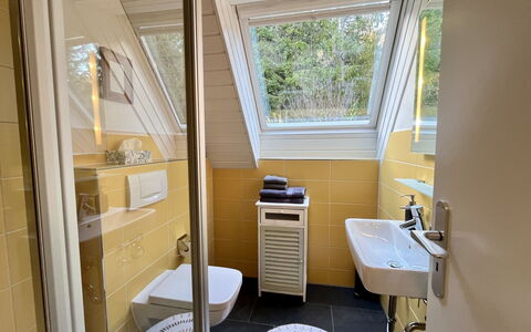 Falkennest - mit Blick auf Den Titisee: Flooring, Interior Design, Floor, Plumbing Fixture, Plumbing, Ceiling, Bathroom, Tile, Glass, Toilet
