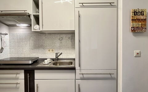 Sonnige Aussichten: Kitchen Appliance, Kitchen, Countertop, Major Appliance, Cabinetry, Kitchen Sink, Home Appliance, Sink, Interior Design, Furniture
