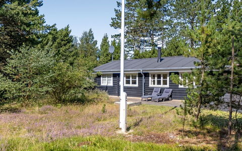 Reinhardt - 800M from the Sea: Cottage, Backyard, Yard, Garden Buildings, Shed, Siding, Outdoor Furniture, Log Cabin, Outdoor Structure, Shack