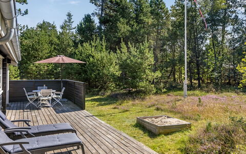Reinhardt - 800M from the Sea: Cottage, Backyard, Yard, Garden Buildings, Shed, Siding, Outdoor Furniture, Log Cabin, Outdoor Structure, Shack