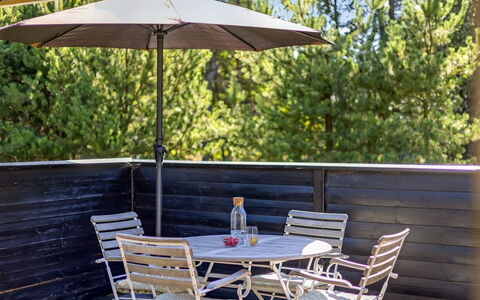 Reinhardt - 800M from the Sea: Cottage, Backyard, Yard, Garden Buildings, Shed, Siding, Outdoor Furniture, Log Cabin, Outdoor Structure, Shack