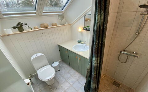 Else - 470M from the Sea: Bathroom, Plumbing Fixture, Wood, Sink, Bathroom Sink, Flooring, Toilet, Floor, Tap, Plumbing