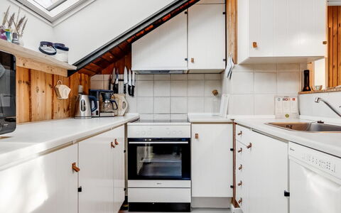 Else - 470M from the Sea: Kitchen, Major Appliance, Wood, Kitchen Appliance, Flooring, Interior Design, Countertop, Ceiling, Cabinetry, Floor