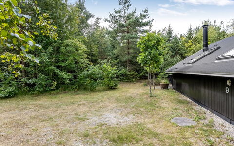 Else - 470M from the Sea: Shrub, Home, Cottage, Rural Area, Garden, Estate, Shade, Landscaping, Lawn, Driveway