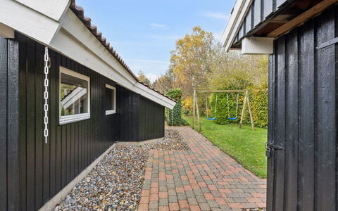 Gyda - 840M from the Sea: Vegetation, Shrub, Spring, Cottage, Garden, Shade, Backyard, Yard, Chair