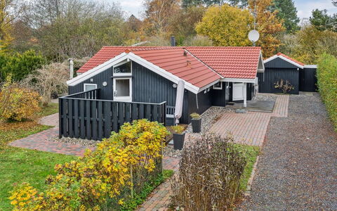 Gyda - 840M from the Sea: House, Home, Roof, Residential Area, Cottage, Estate, Siding, Garden, Suburb, Landscaping