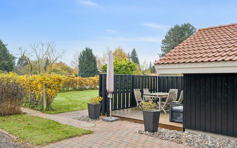 Gyda - 840M from the Sea: Shrub, Residential Area, Home, House, Garden, Land Lot, Shade, Groundcover, Landscaping