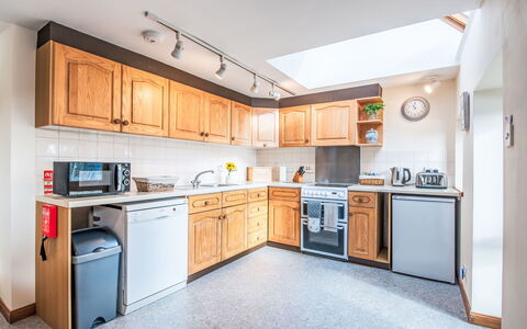 Wester Bunloit: Kitchen, Major Appliance, Kitchen Appliance, Wood, Countertop, Interior Design, Ceiling, Furniture, Cabinetry, Room