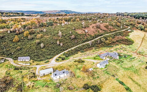 Wester Bunloit: Landscape, Rural Area, House, Land Lot, Plain, Slope, Cottage, Field, Village, Farm