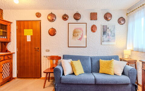 Le Campanule: Furniture, Interior Design, Wall, Couch, Room, Wood, Flooring, Floor, Picture Frame, Living Room