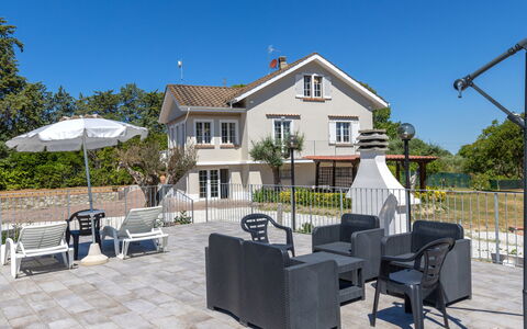Enda: Building, Residential Area, House, Home, Door, Estate, Porch, Shade, Balcony, Outdoor Furniture