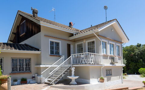 Enda: Building, Window, House, Home, Residential Area, Roof, Door, Facade, Architecture, Cottage