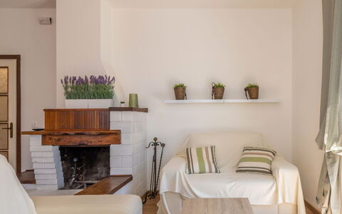 Enda: Furniture, Interior Design, Flooring, Wall, Floor, Wood, Room, Living Room, Lighting, Couch