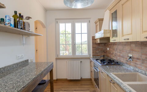 Enda: Kitchen, Countertop, Cabinetry, Interior Design, Kitchen Appliance, Flooring, Furniture, Major Appliance, Wood, Floor