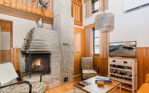 Maijantupa: Wood, Interior Design, Ceiling, Furniture, Room, Home, Apartment, Floor, Living Room, Log Cabin
