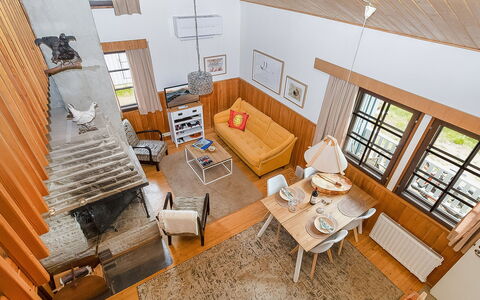 Maijantupa: Wood, Interior Design, Flooring, Floor, Ceiling, Couch, Furniture, Living Room, Room, Apartment