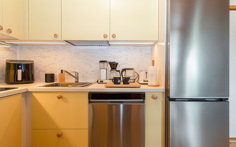 Maijantupa: Kitchen Appliance, Kitchen, Countertop, Major Appliance, Cabinetry, Interior Design, Home Appliance, Furniture, Kitchen Stove, Wood