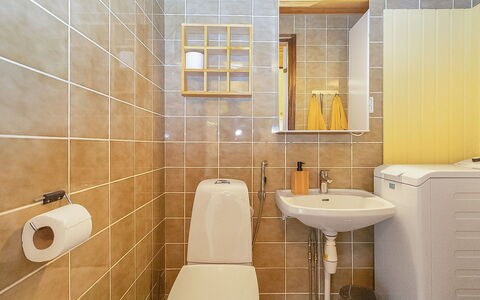 Maijantupa: Toilet Seat, Bathroom, Toilet, Plumbing Fixture, Flooring, Bathroom Sink, Wall, Interior Design, Floor, Sink