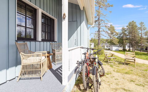 Maijantupa: Home, House, Cottage, Door, Siding, Sash Window, Estate, Shade, Yard, Porch